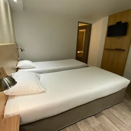 Kyriad - Tresigny Ξενοδοχείο 3*